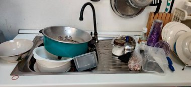 Bulaşık henüz lavaboda yıkanmadı..