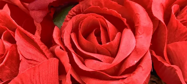 Güzel sahte kırmızı gül, güzel kumaş gül, kırmızı gül, yapay çiçek. Renkli gül duvar arkaplanı.