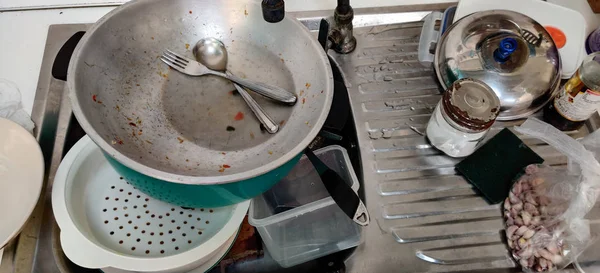 Bulaşık henüz lavaboda yıkanmadı..