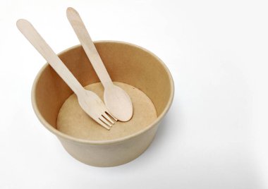 Çevre kağıdı, kağıt bardaklar, çanaklar, poşetler, beyaz arka planda izole edilmiş fast food konteynerlerinden yapılmış çanaklar. Geri dönüşüm kavramı.