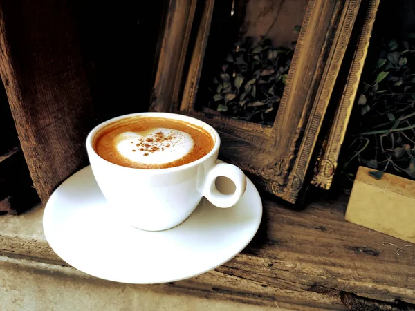 Eski Ahşap Arka Planda Bir Fincan Kahve — Stok fotoğraf
