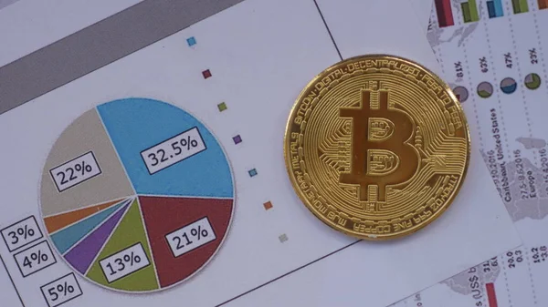 Grafik arka planında altın bir bitcoin. Şifreleme para birimi ticareti kavramı.