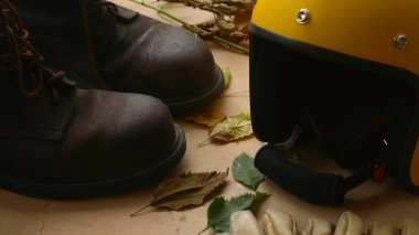 Fotokopi alanı olan motosiklet ve aksesuarlar. Sürmeye hazır. Motosiklet yolculuğu rüya konsepti..