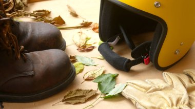 Fotokopi alanı olan motosiklet ve aksesuarlar. Sürmeye hazır. Motosiklet yolculuğu rüya konsepti..