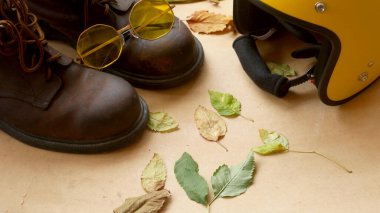 Fotokopi alanı olan motosiklet ve aksesuarlar. Sürmeye hazır. Motosiklet yolculuğu rüya konsepti..