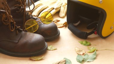 Fotokopi alanı olan motosiklet ve aksesuarlar. Sürmeye hazır. Motosiklet yolculuğu rüya konsepti..