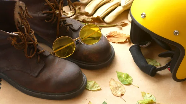 Fotokopi alanı olan motosiklet ve aksesuarlar. Sürmeye hazır. Motosiklet yolculuğu rüya konsepti..