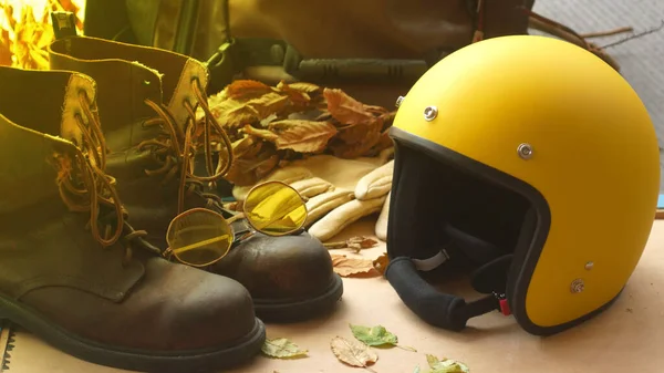 Fotokopi alanı olan motosiklet ve aksesuarlar. Sürmeye hazır. Motosiklet yolculuğu rüya konsepti..