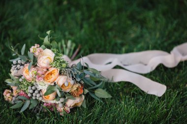 Düğün. Gelin buketi. Düğün buketi öldürülecek ve beyaz