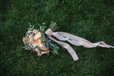 Düğün. Gelin buketi. Düğün buketi öldürülecek ve beyaz