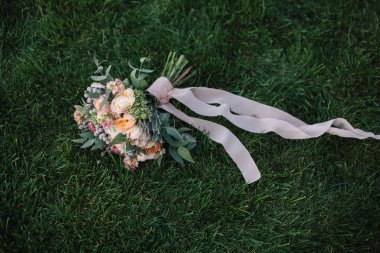 Düğün. Gelin buketi. Düğün buketi öldürülecek ve beyaz