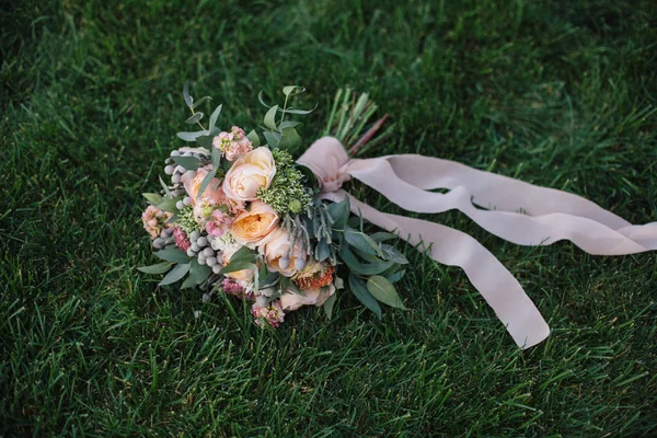 婚礼。新娘的花束。白色和钙化的婚礼花束 — 图库照片