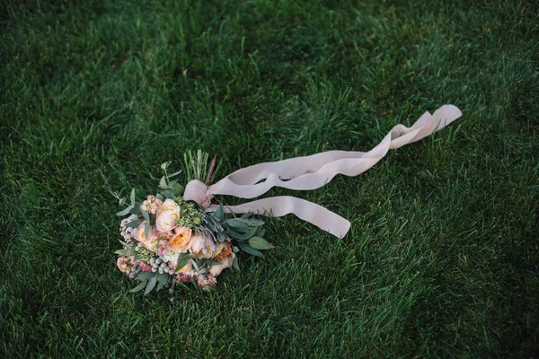 Hochzeit. Brautstrauß. Hochzeitsstrauß aus Weiß und Yello — Stockfoto