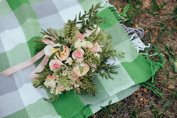 Hochzeit. Brautstrauß aus weißen und beigen Blumen mit grüneren — Stockfoto