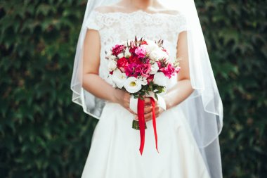 Düğün. Gelin elbise daimi yeşil bahçe ve hol