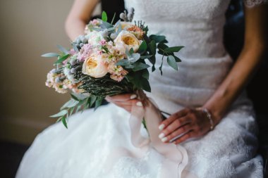 sandalyede oturan ve holding f buket düğün elbise gelin