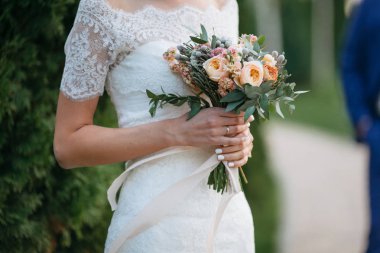 Düğün. Gelin elbise daimi yeşil bahçe ve hol