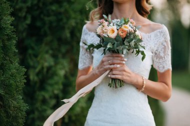 Düğün. Gelin elbise daimi yeşil bahçe ve hol