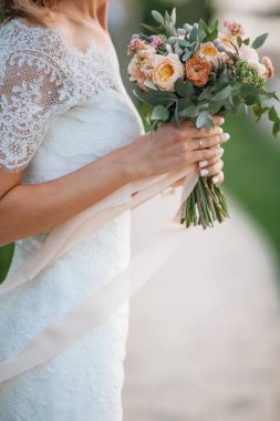 Düğün. Gelin elbise daimi yeşil bahçe ve hol