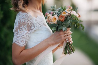 Düğün. Gelin elbise daimi yeşil bahçe ve hol