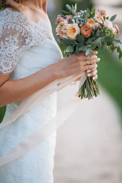 Casamento. A noiva em um vestido que está em um jardim verde e álcool — Fotografia de Stock