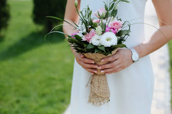 Bryllup. Bruden i en kjole som står i en grønn hage. – stockfoto