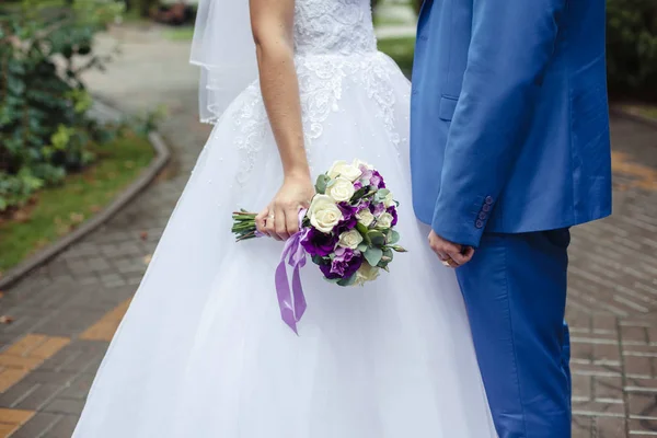 결혼식. 신혼 부부입니다. 신부 꽃다발입니다. 신랑 양복에서 및 — 스톡 사진