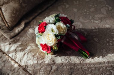 Düğün. Gelinin buket beyaz ve kırmızı yeşil ile,