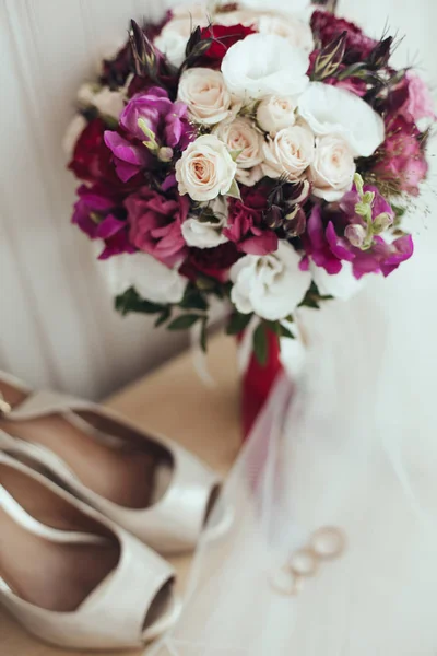 Düğün dekorasyon, düğün buket beyaz ve lilla w — Stok fotoğraf