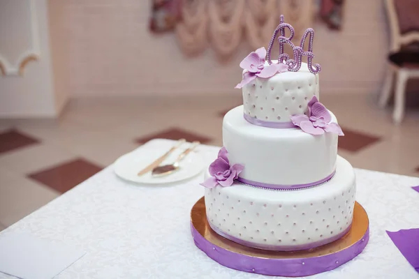 Сладкий многоуровневый свадебный торт на свадебном банкете — стоковое фото