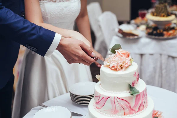 Noiva e noivo cortar bolo de casamento rústico no banquete de casamento com — Fotografia de Stock