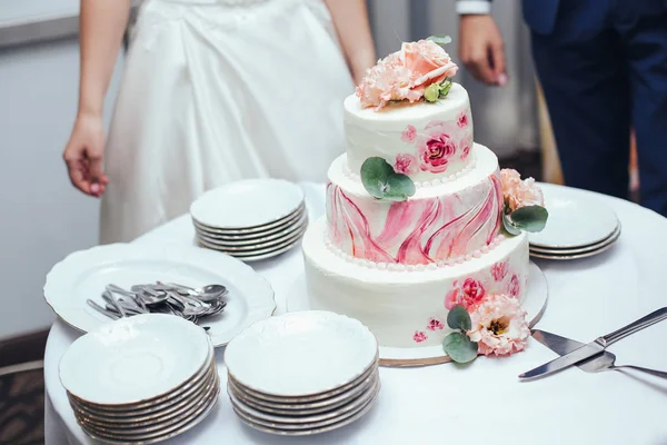 Сладкий многоуровневый свадебный торт на свадебном банкете с розовой розой — стоковое фото