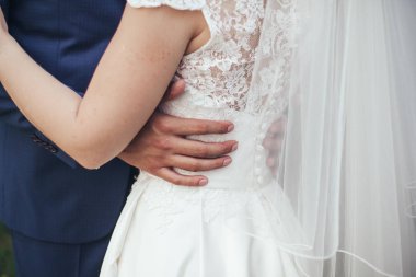 Düğün. Takım elbiseli damat ve gelin bir beyaz elbise stan
