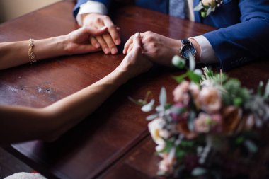 Düğün. Takım elbiseli damat ve gelin beyaz bir elbise içinde tutun