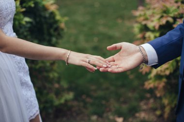 Düğün. Takım elbiseli damat ve gelin bir beyaz elbise stan