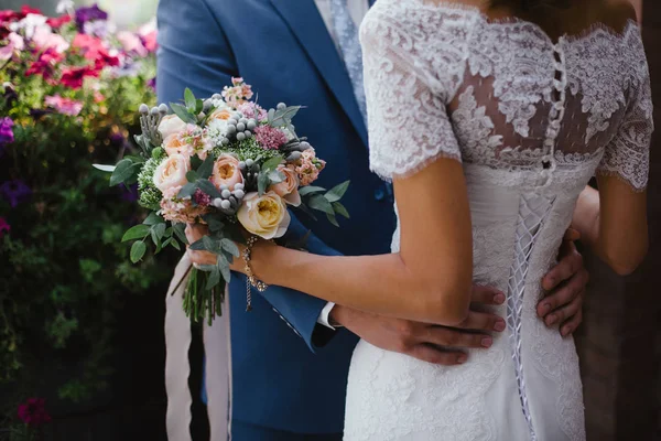 Matrimonio. Lo sposo in un costume e la sposa in un vestito bianco stan — Foto Stock