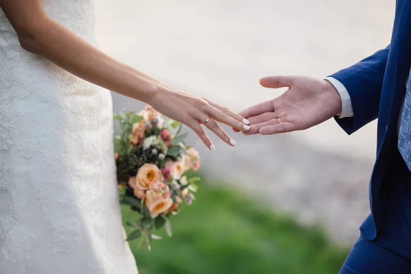 Casamento. O noivo em um terno e a noiva em um vestido branco stan — Fotografia de Stock