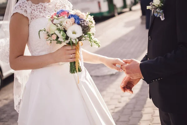 Свадьба. Жених в костюме и невеста в белом платье Стэн — стоковое фото