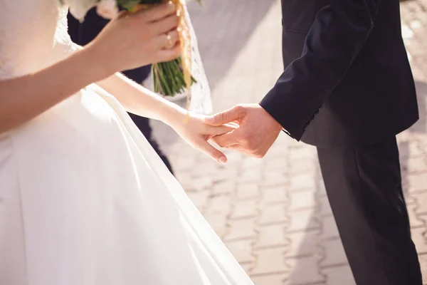 Bruiloft. De bruidegom in een pak en de bruid in een witte jurk stan — Stockfoto