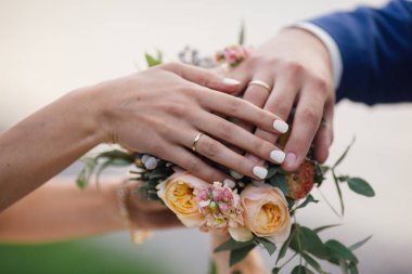 Nikah yüzükleri. Bir takım elbise ve w üzerinde yalan gelin damadın elleri