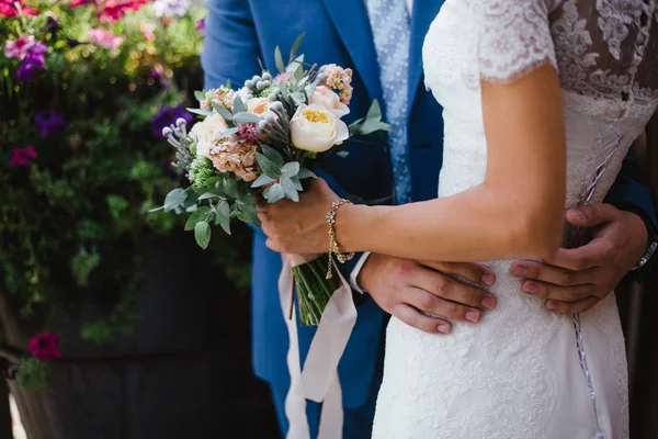 Matrimonio. Lo sposo in un costume e la sposa in un vestito bianco stan — Foto Stock