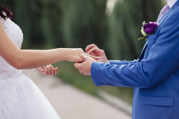 Βέρες. Ο γαμπρός σε ένα κοστούμι Βάλτε το δαχτυλίδι στη νύφη σε — Φωτογραφία Αρχείου