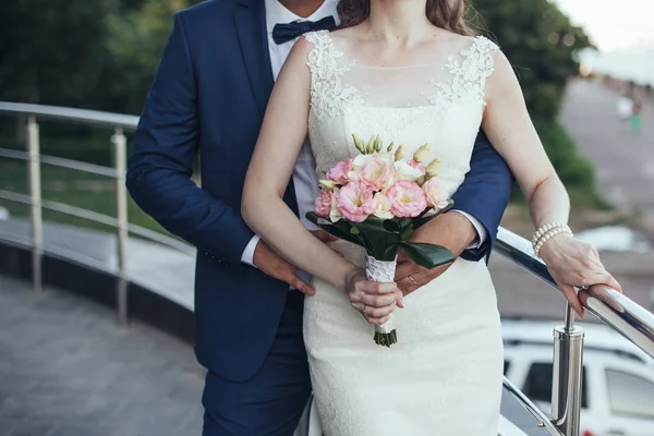 Esküvői. Öltönyt a vőlegény és a menyasszony a fehér ruha stan — Stock Fotó
