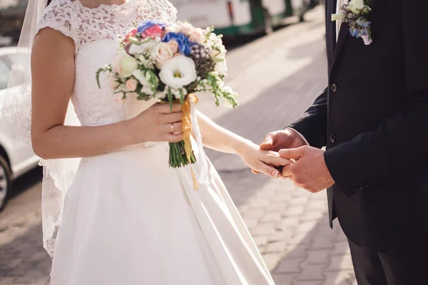 Mariage. Le marié en costume et la mariée en robe blanche stan — Photo