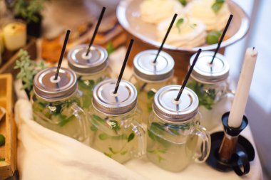 W bölgesinde payet ile cam fincan nane ile limonata