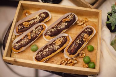 Çikolata ve wulnut ahşap tepsi ile eklerleri. Tatlı barda bir