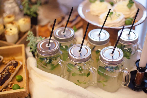 Lemonad med mynta i glasburk med sugrör i området bröllop p — Stockfoto