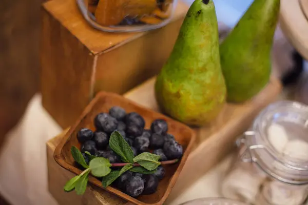 Candy-bar met bosbes, peren en groen op houten dienblad. Swee — Stockfoto