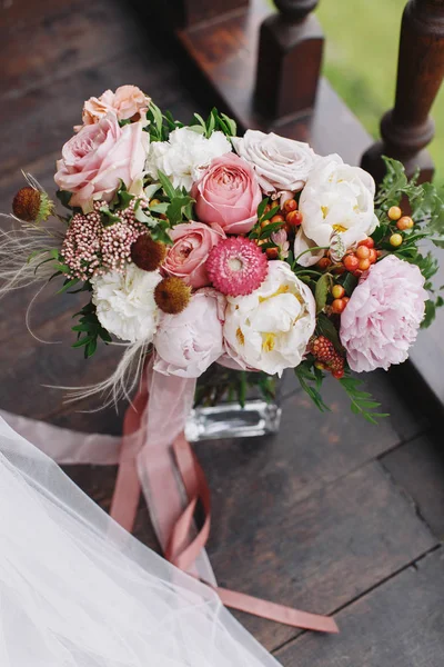 Düğün buketi beyaz ve pembe Gül, peonies ve yeşilliklerle s — Stok fotoğraf