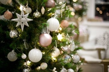 Oyuncaklar Noel ağacı mumlar, arka plan üzerinde dur pencere